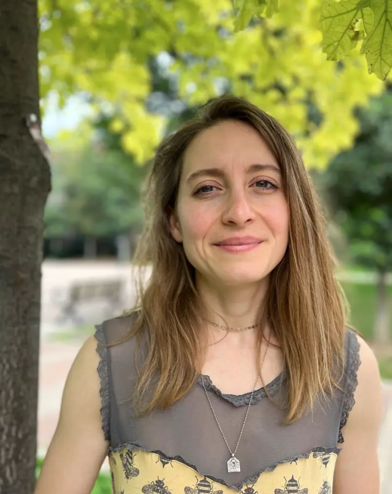 Ciara leicht reiki practitioner headshot outdoors with tree in the background